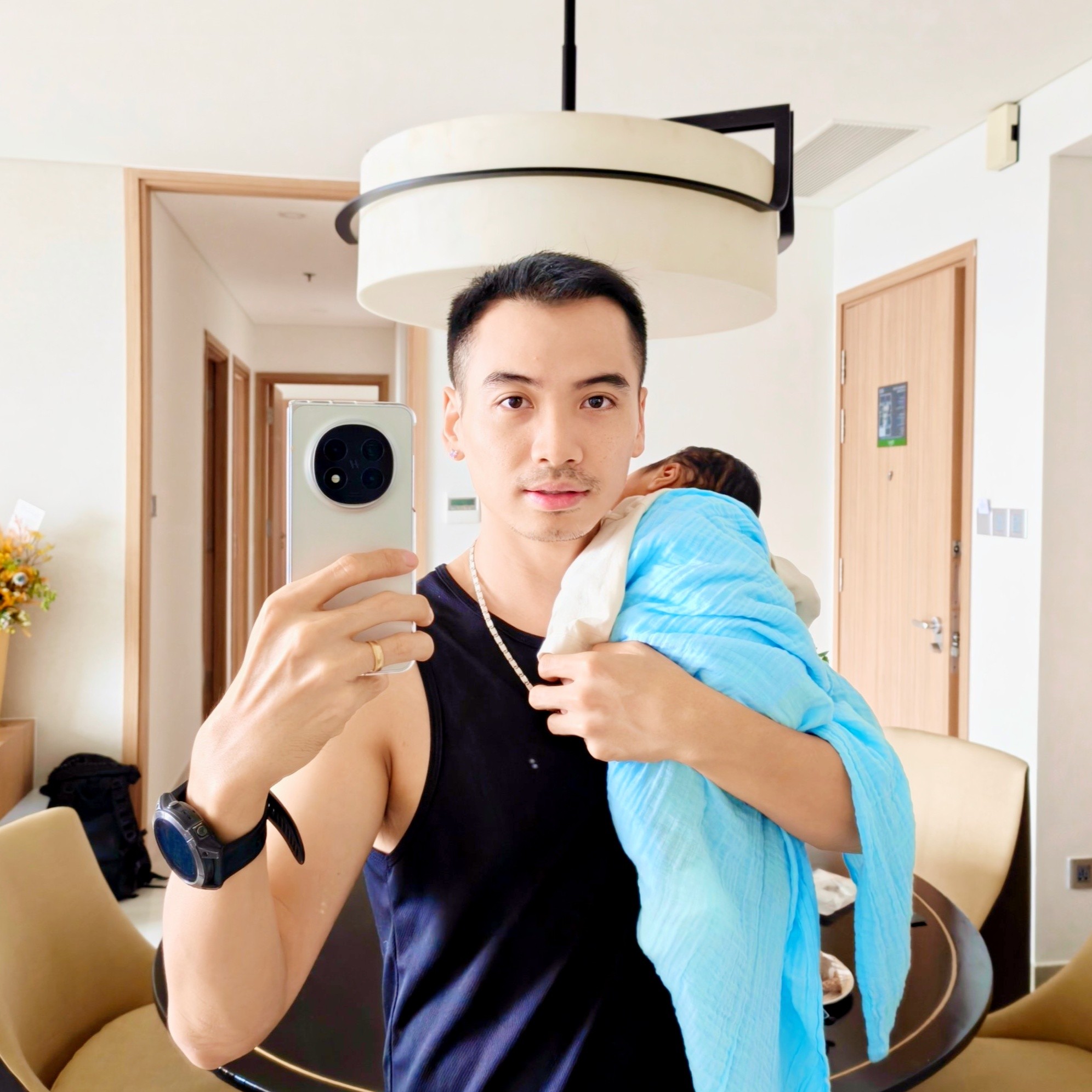 Ông xã H'Hen Niê bế con gái