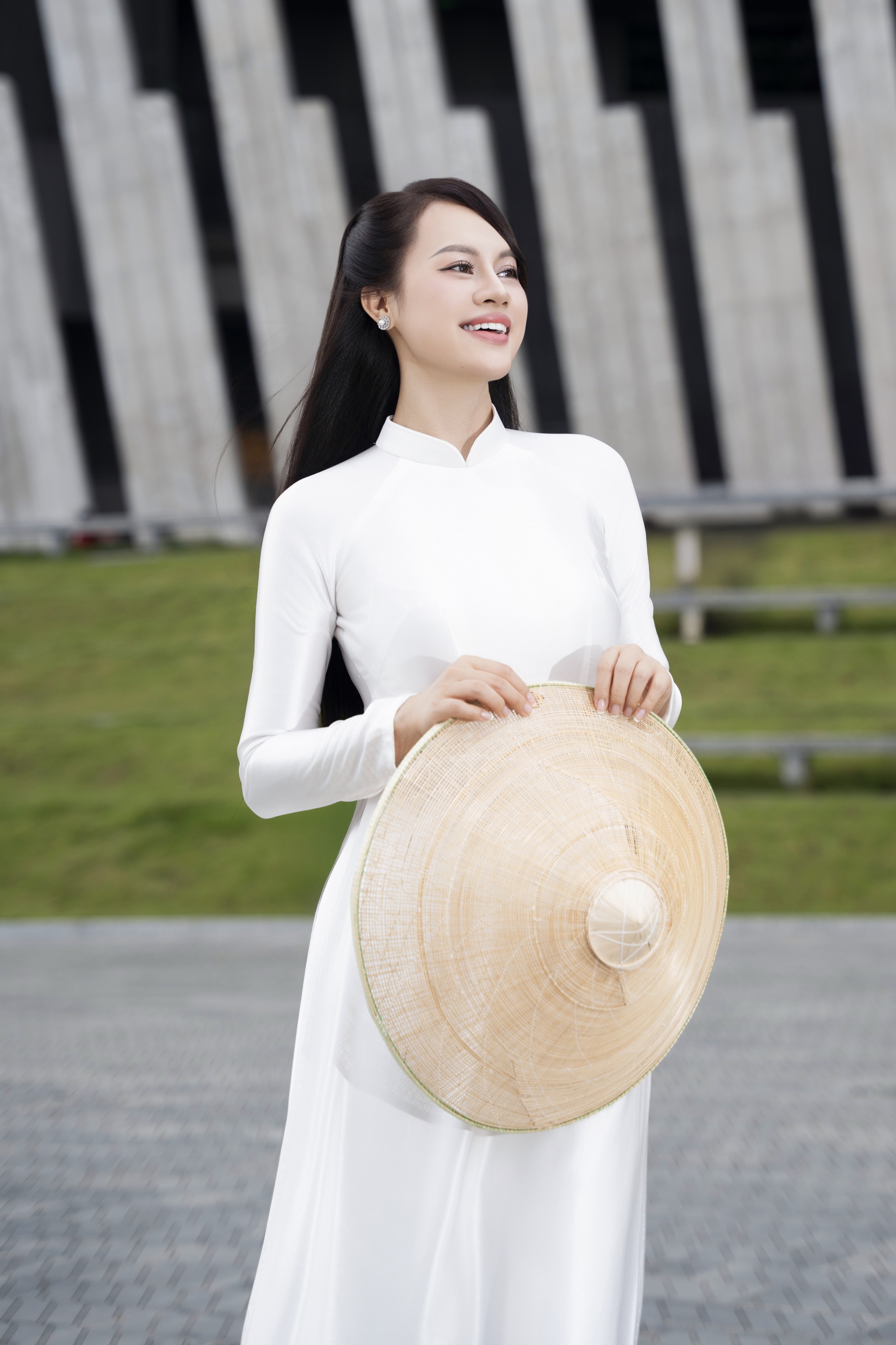 Hình ảnh á quân X-Factor Huyền Anh Yoko trong MV