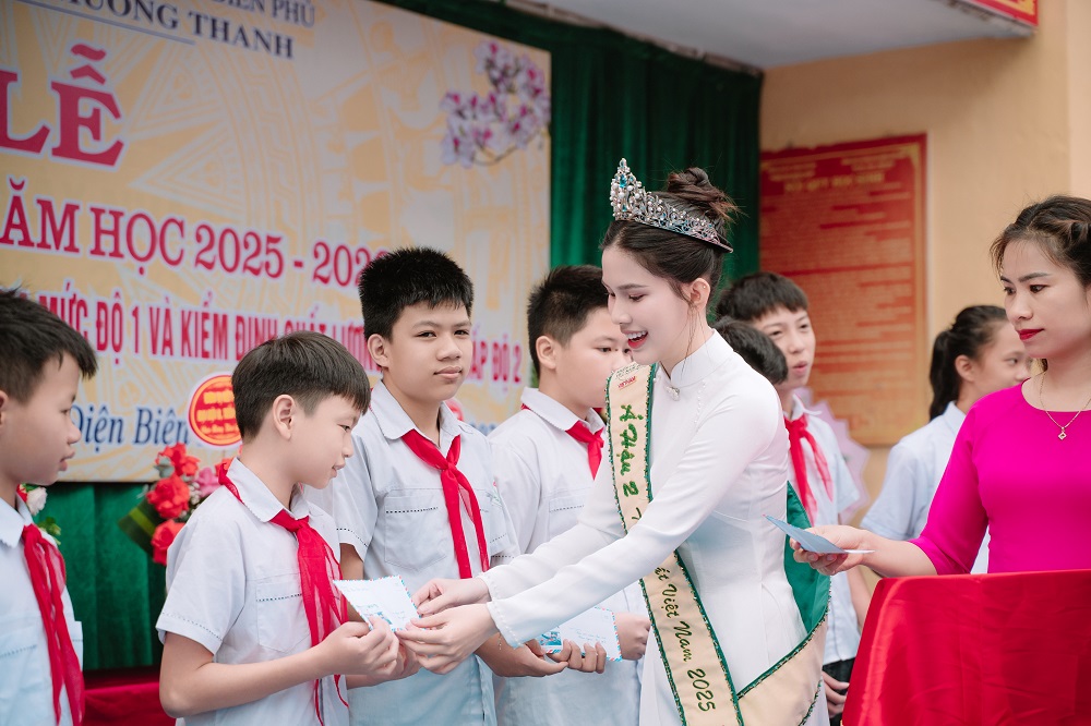 Hình ảnh Linh Đan tại lễ khai giảng