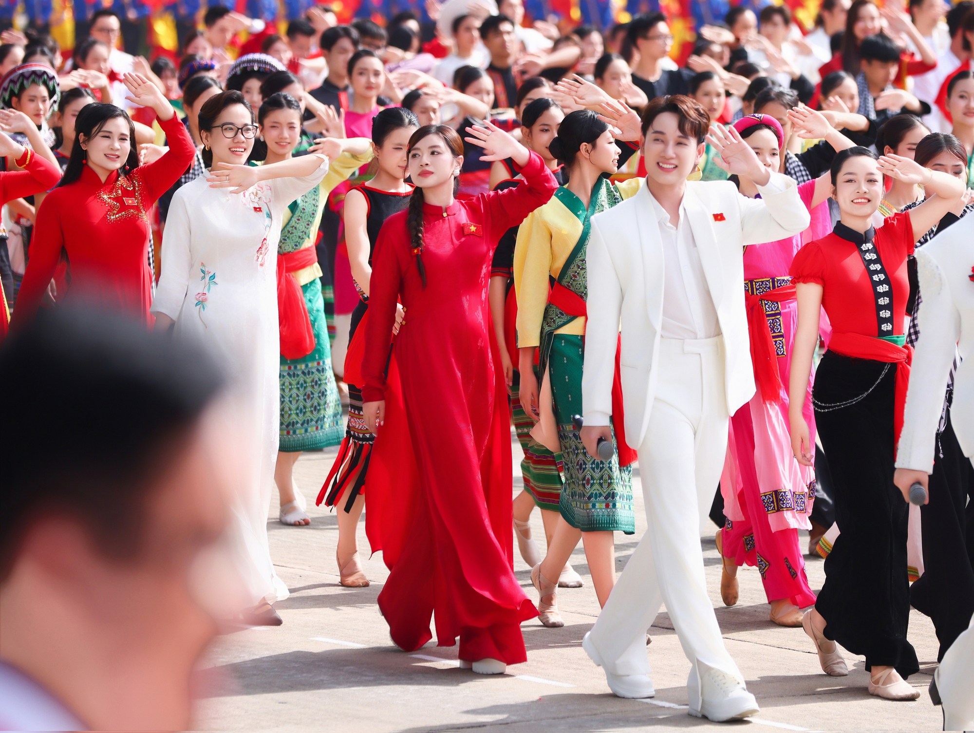 Ca sĩ Nguyễn Thu Hằng biểu diễn