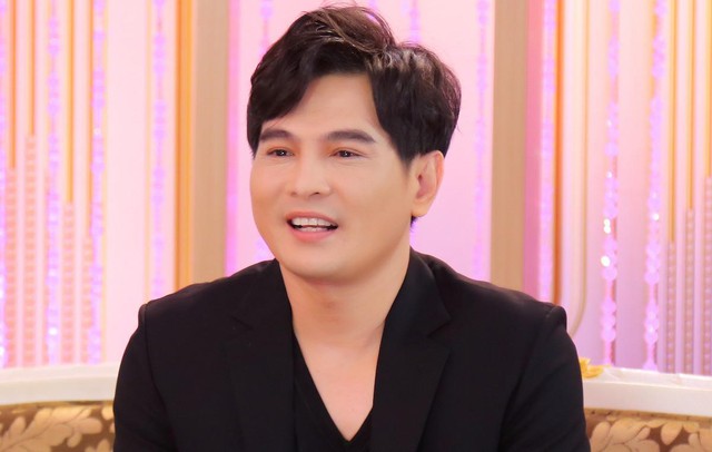 Ca sĩ Lâm Hùng trên sân khấu