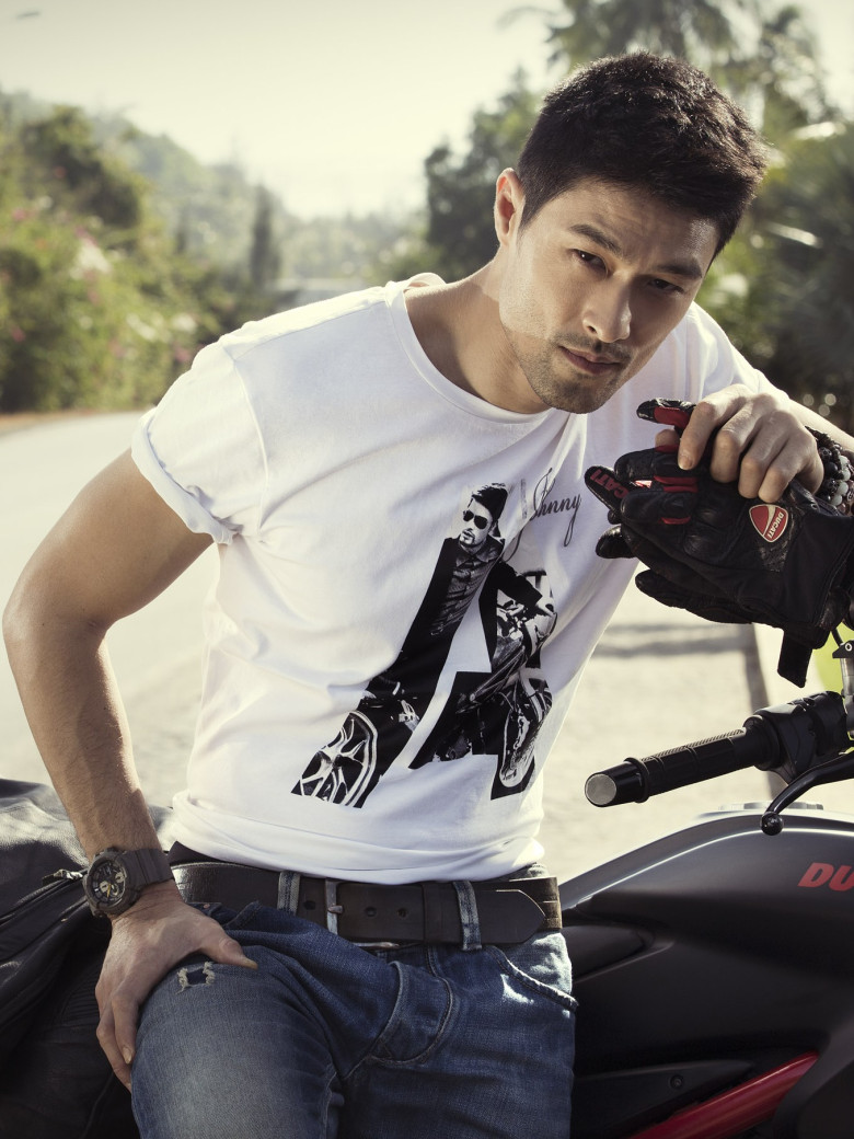 Johnny Trí Nguyễn chân dung