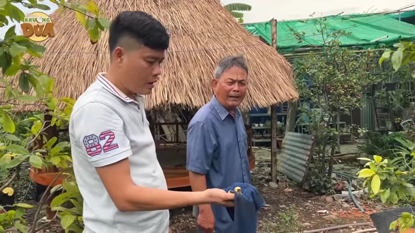 Nam đạo diễn Khương Dừa bên bố vợ