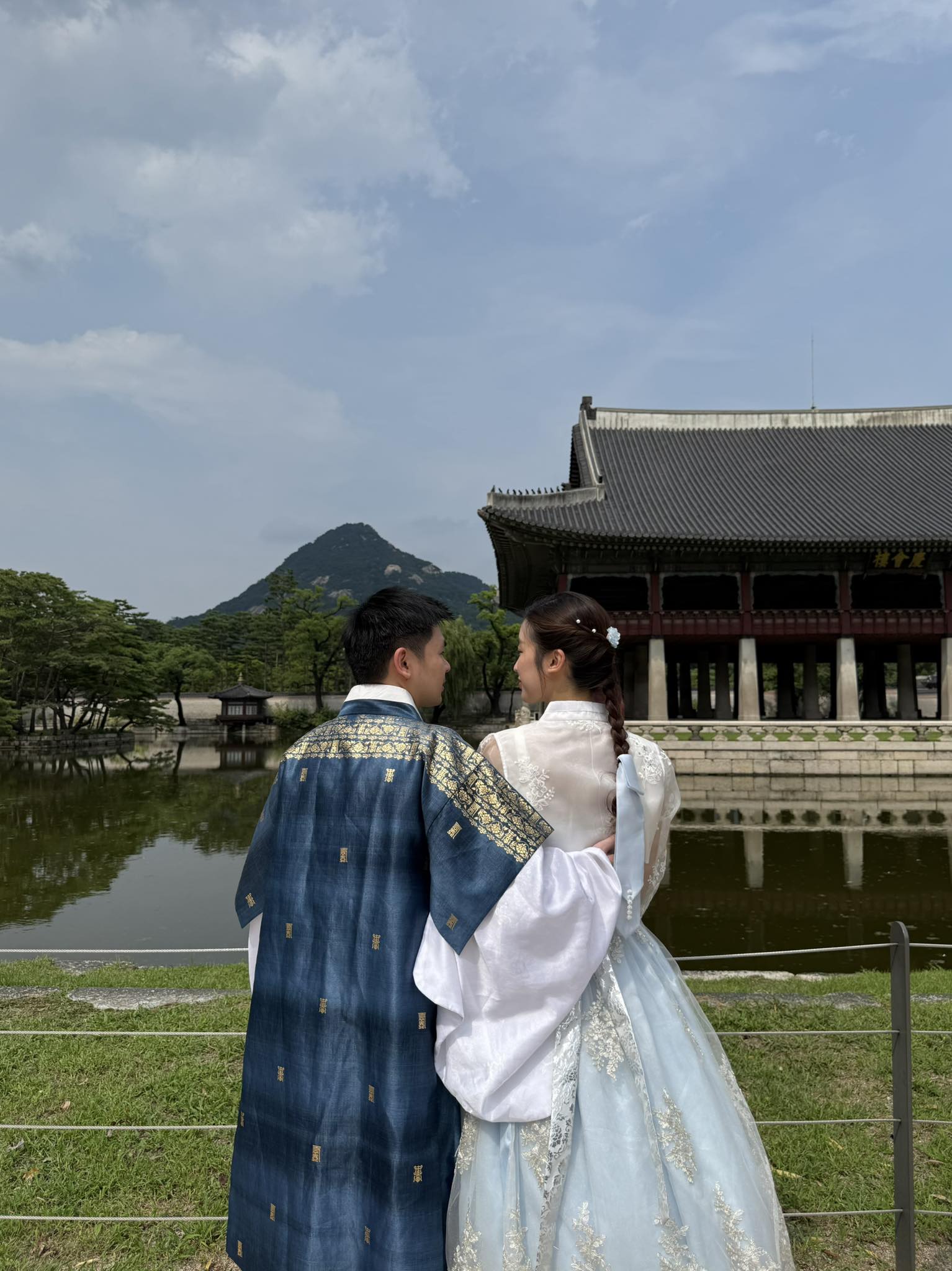Chủ tịch ôm vợ tại cung điện Gyeongbokgung