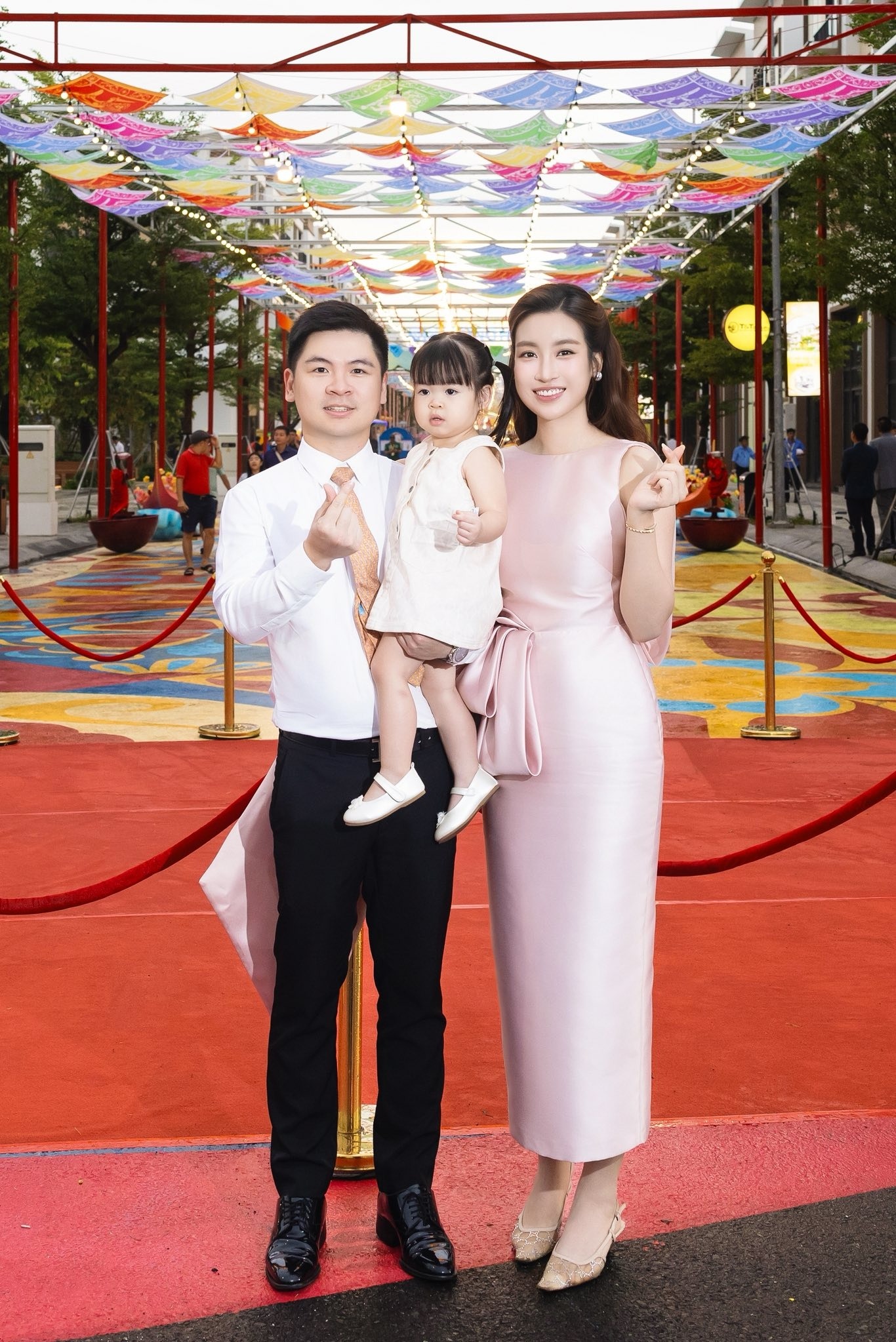 Gia đình bên nhau hạnh phúc