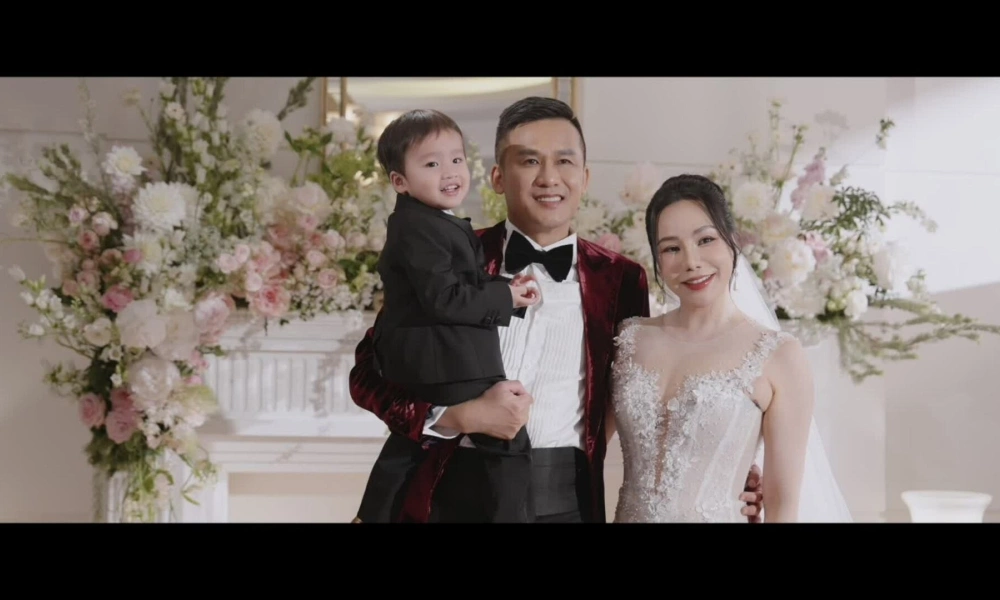 Công bố con trai trong đám cưới