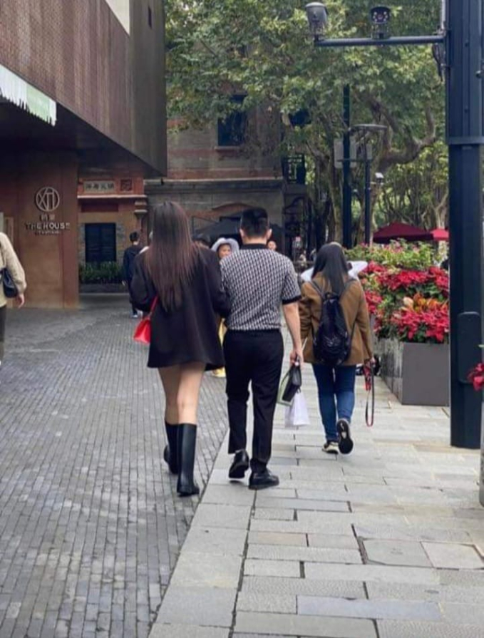 Đỗ Thị Hà thường xuyên không mang giày cao gót khi xuất hiện bên bạn trai
