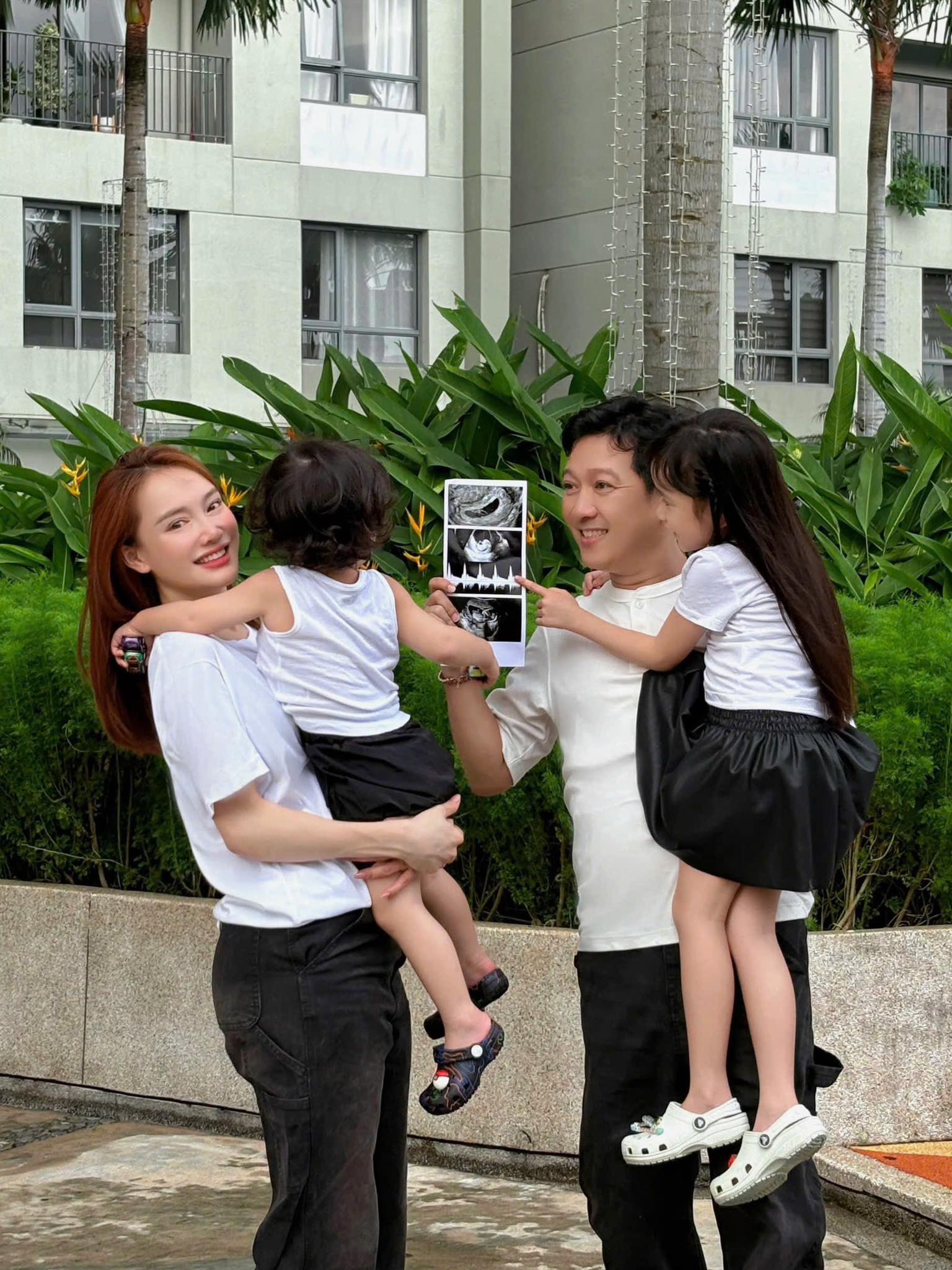 Nhã Phương khoẻ mạnh khi mang thai lần 3