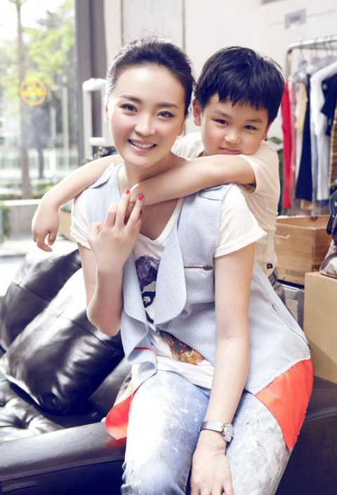 Nữ diễn viên cùng con trai