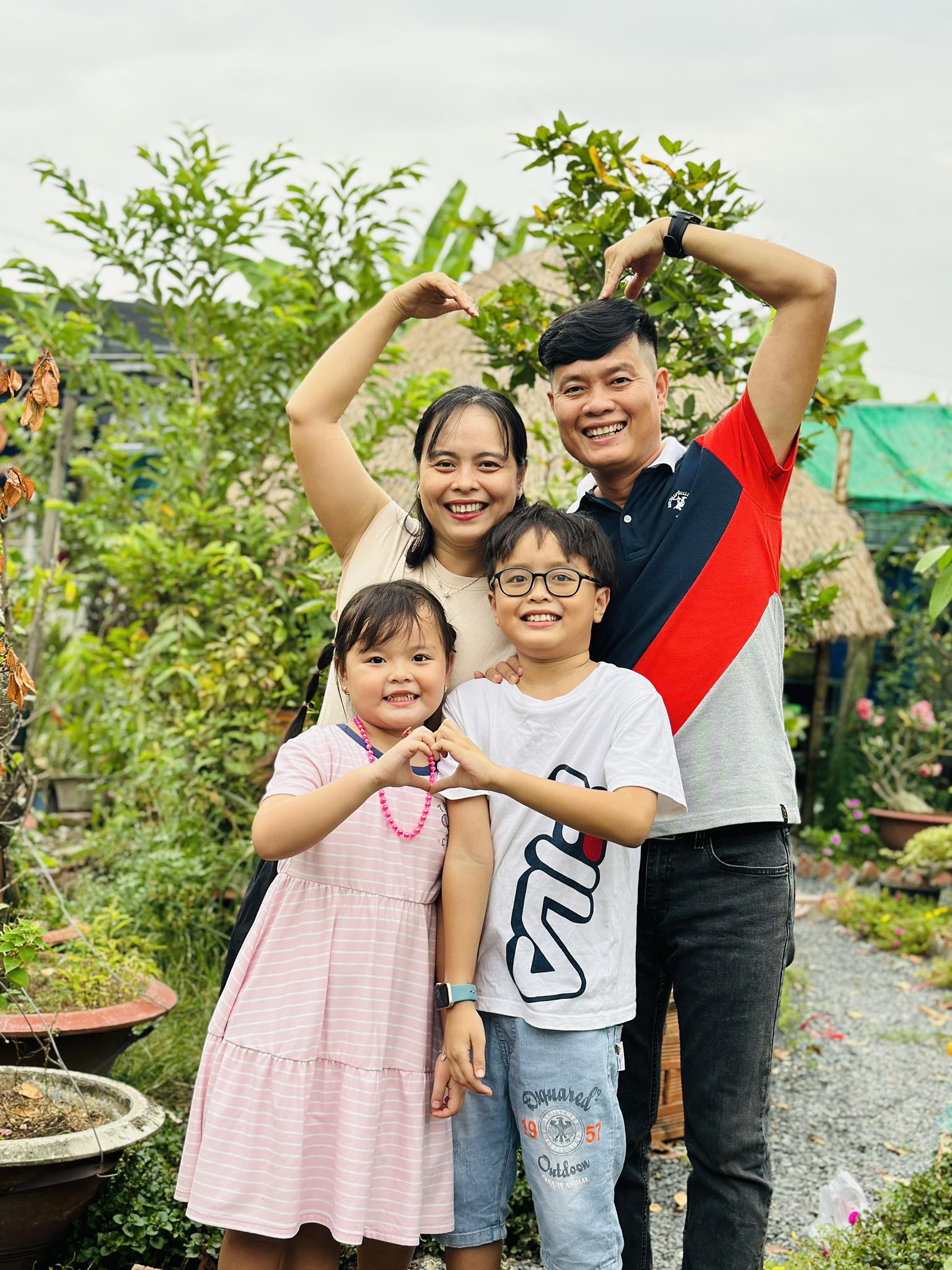 Nam đạo diễn Khương Dừa bên gia đình