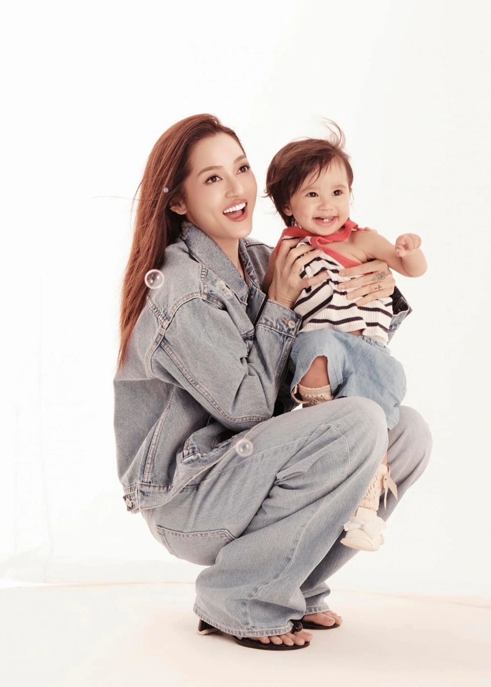 Hình ảnh Bảo Anh bên cạnh con