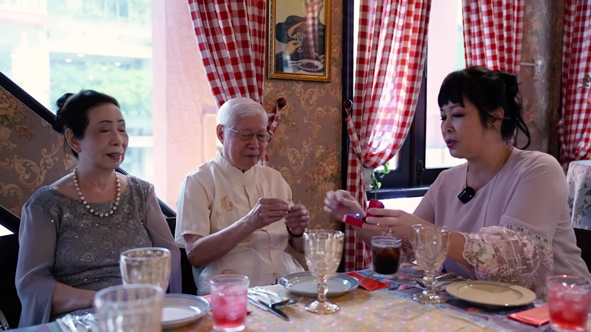 Bố mẹ NSND Hồng Vân cùng con gái Gia đình NSND Hồng Vân trong lễ kỷ niệm