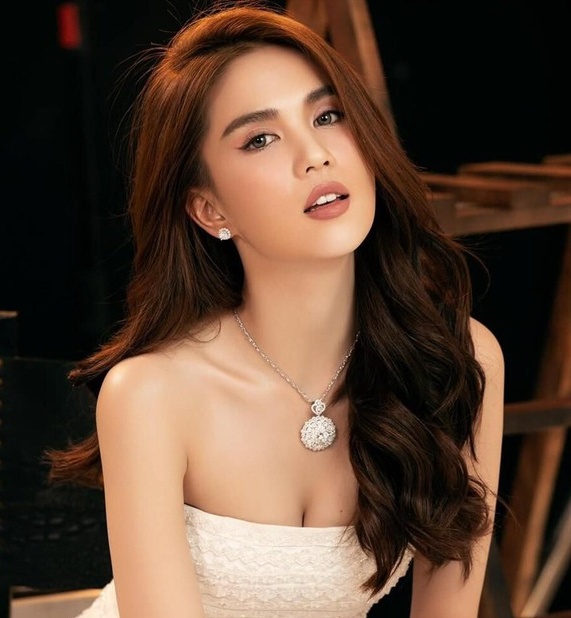 Ngọc Trinh - nữ hoàng nội y, biểu tượng nhan sắc gợi cảm