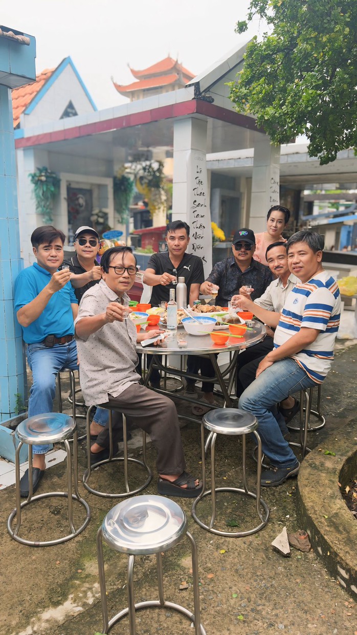 Nghệ sĩ ăn uống sau lễ giỗ Cùng ăn uống sau lễ giỗ tưởng nhớ Lê Công Tuấn Anh