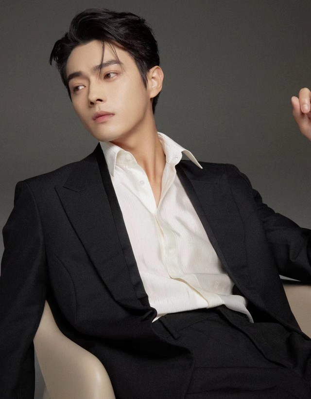 Hàng loạt nghệ sĩ lên tiếng cầu cứu- Ảnh 3. Hứa Khải bị fan làm phiền tại ga tàu cao tốc