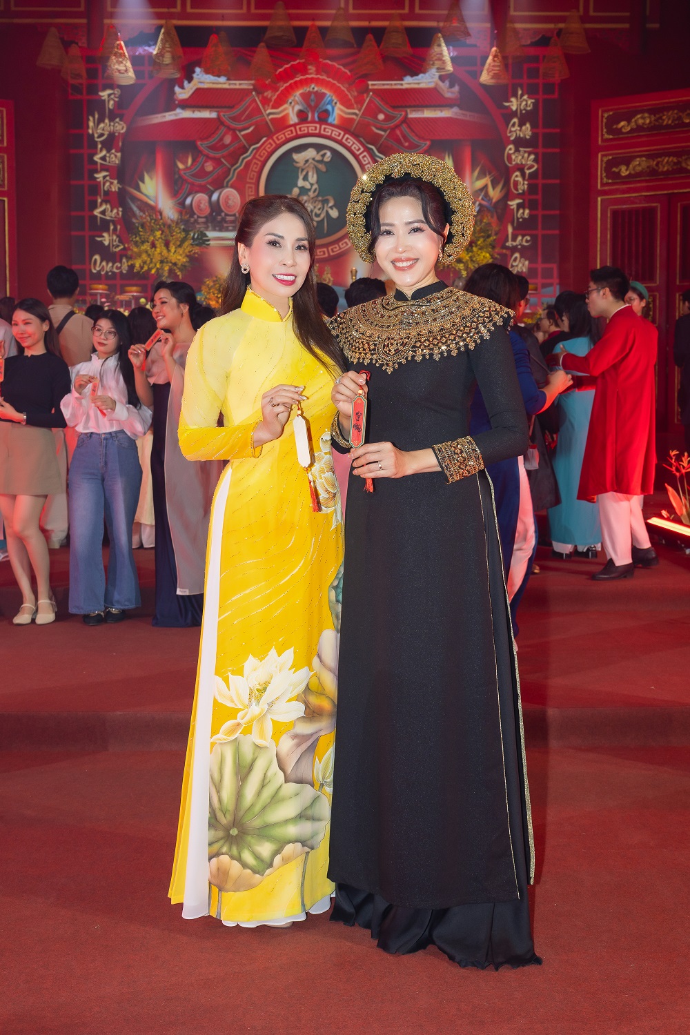 Lý Hướng và gia đình tại lễ cúng tổ riêng tư