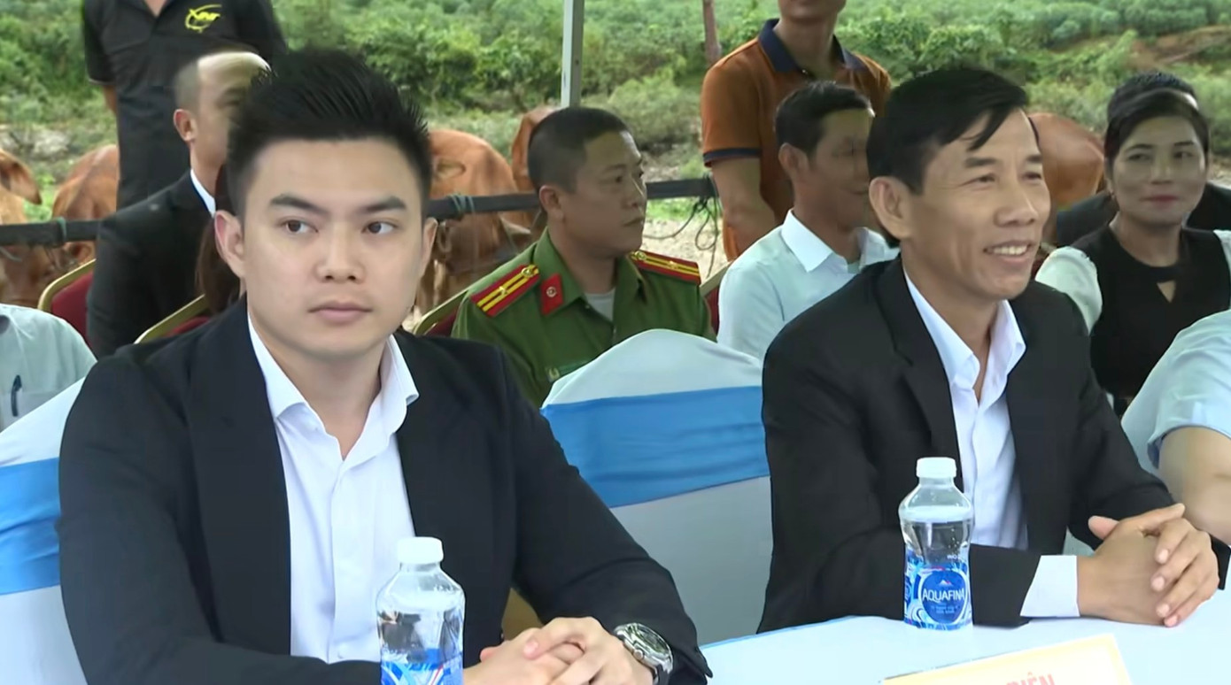 Hoa hậu Đỗ Thị Hà trong trang phục áo dài truyền thống