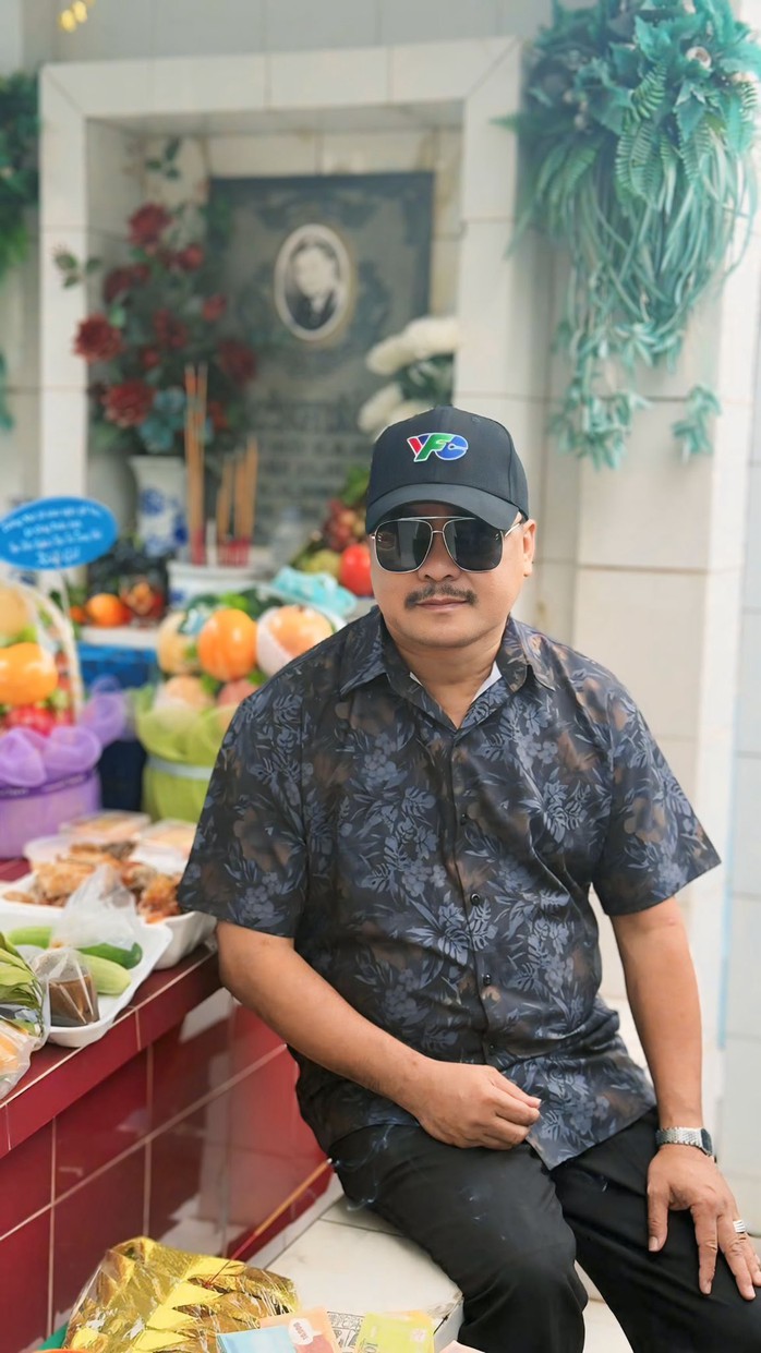 NSƯT Nguyễn Phương Điền thăm mộ Lê Công Tuấn Anh Đạo diễn - NSƯT Nguyễn Phương Điền tại mộ cố diễn viên