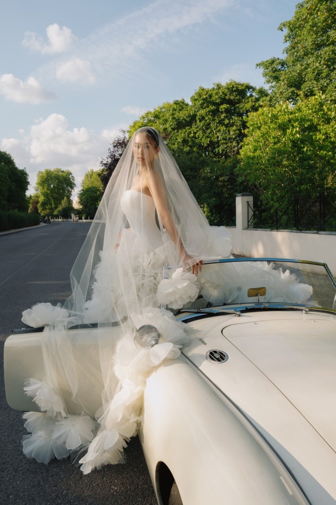 Mỹ nhân là 'đệ nhất rich kid Việt Nam' chuẩn bị cưới chồng, chú rể may mắn là ai?- Ảnh 2. Tiên Nguyễn trong trang phục cô dâu quý tộc