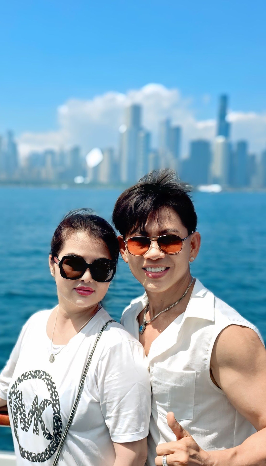 Bạn gái giúp Mai Tuấn quay MV ở Mỹ