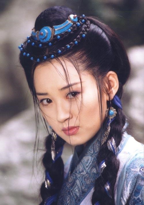 Hứa Tình được ví von là 'Thánh cô' xé giấy bước ra từ tiểu thuyết Kim Dung.