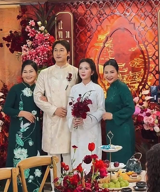 Gia đình và bạn bè thân thiết tham gia lễ ăn hỏi