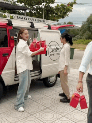 Nhã Phương tự mang quà, bê đồ trong chuyến đi từ thiện
