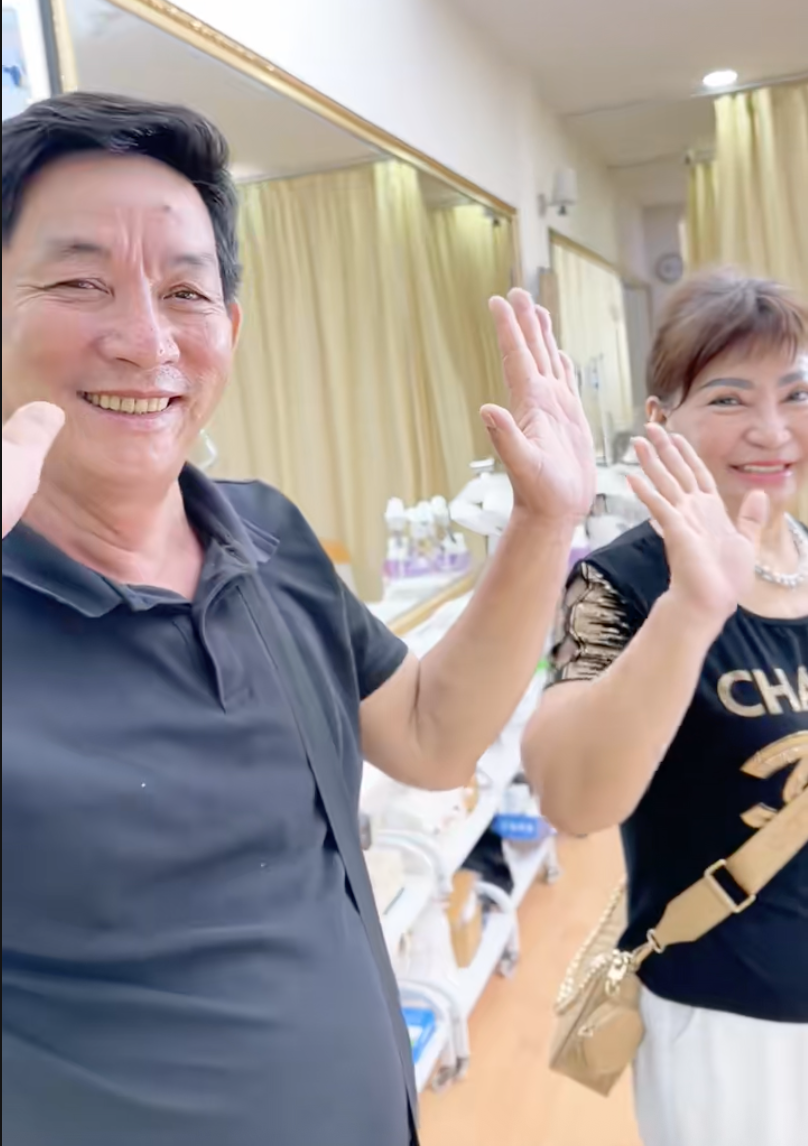 Bố mẹ Hoài Lâm cũng có mặt như cách ủng hộ tinh thần con trai