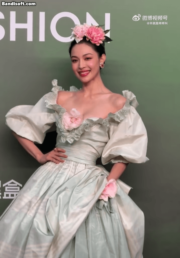 Trang phục sự kiện cổ điển phương Tây Chung Sở Hy tại sự kiện với trang phục cổ điển