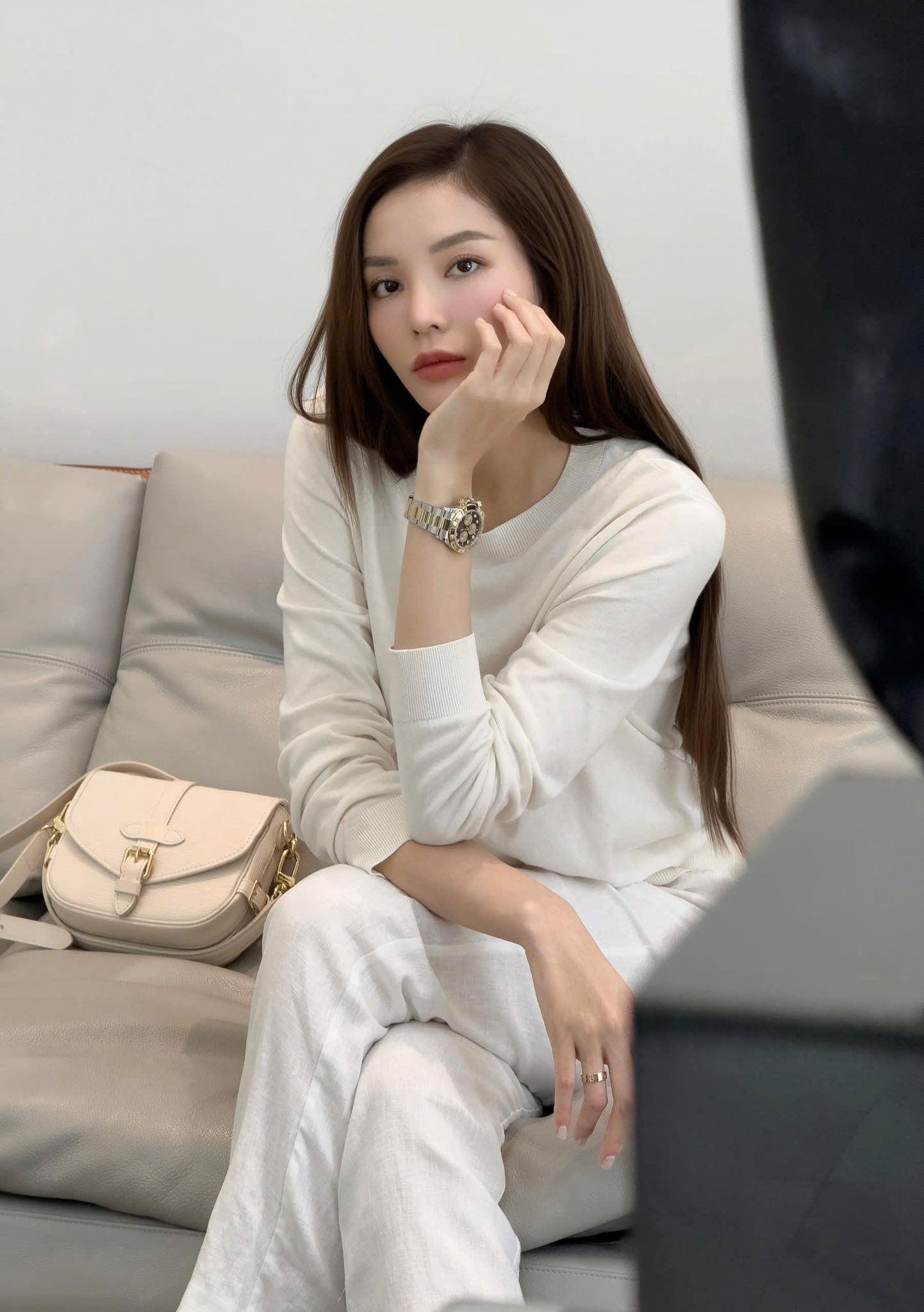Người đẹp 9x sau đó gấp rút lên tiếng đính chính là do trời mưa nên tâm trạng