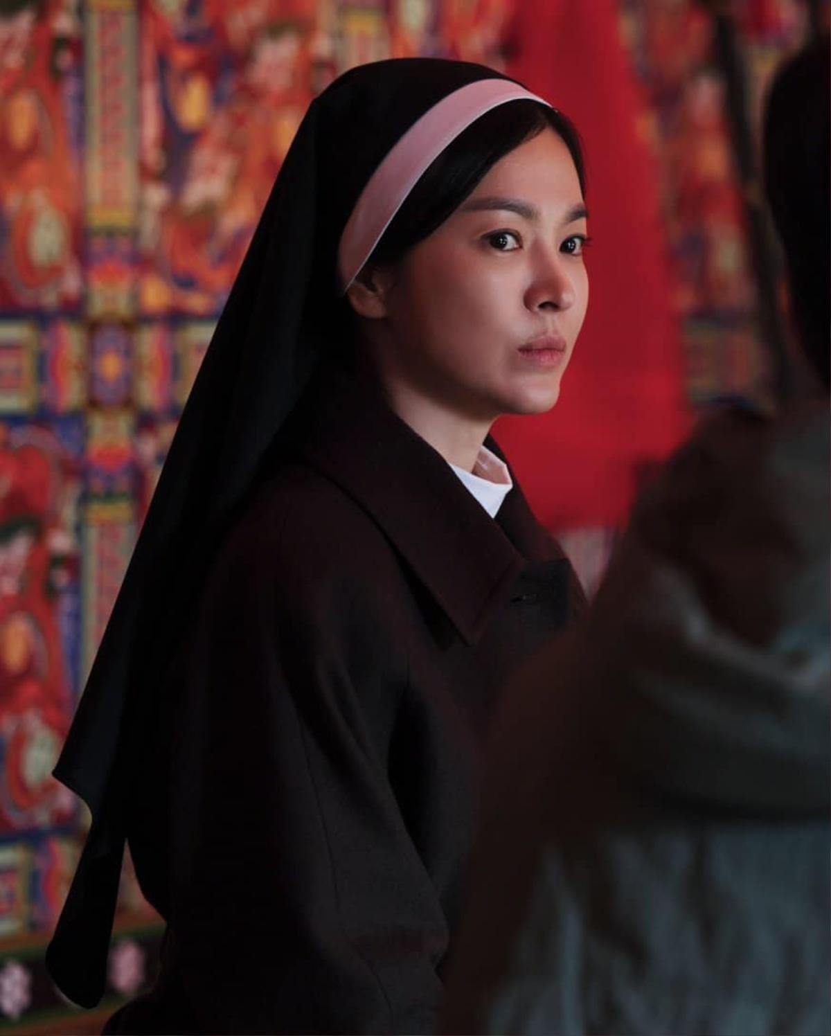 Tình thế khó khăn hiện tại của Song Hye Kyo- Ảnh 1. Song Hye Kyo với vai Sister Junia trong Dark Nuns