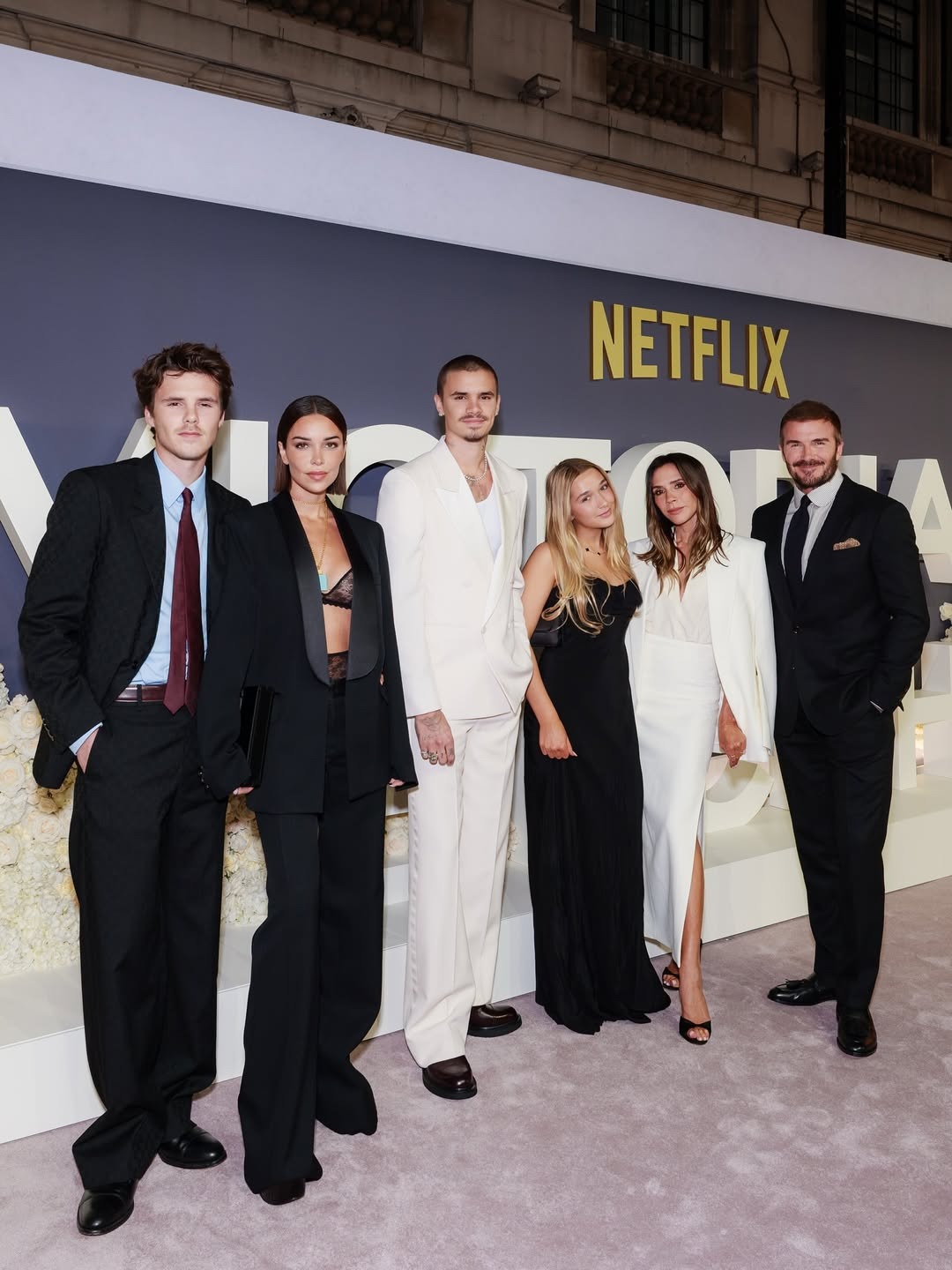 Gia đình Beckham thiếu vắng Brooklyn - Nicola