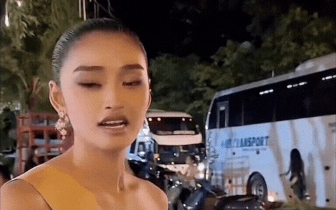 Yến Nhi nhào thẳng vào ống kính sau đó vội vàng di chuyển