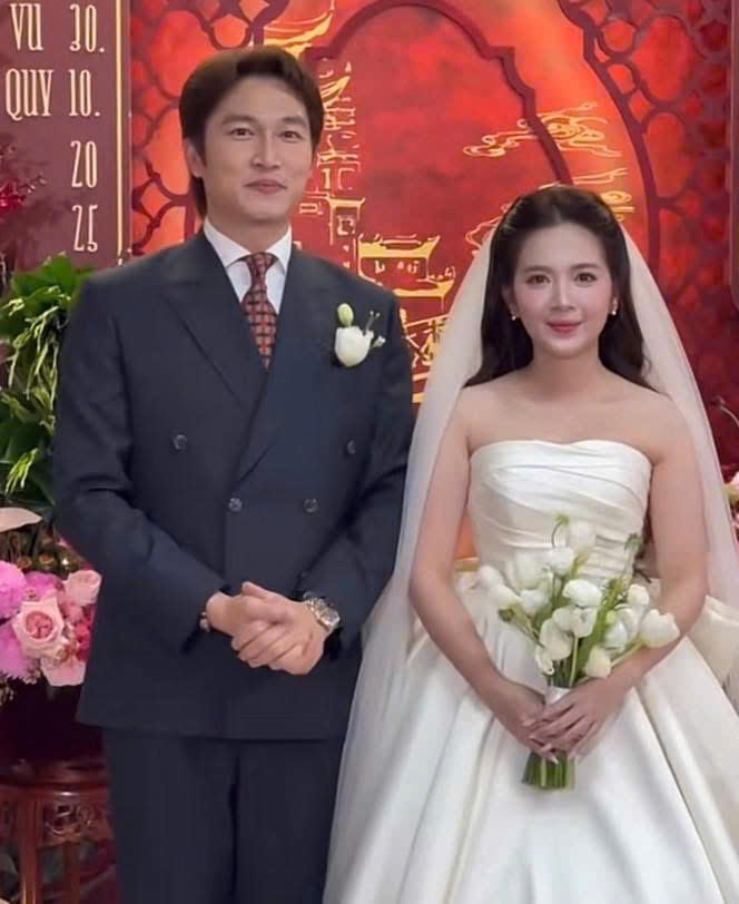 Ngọc Huyền và Đình Tú trong lễ ăn hỏi