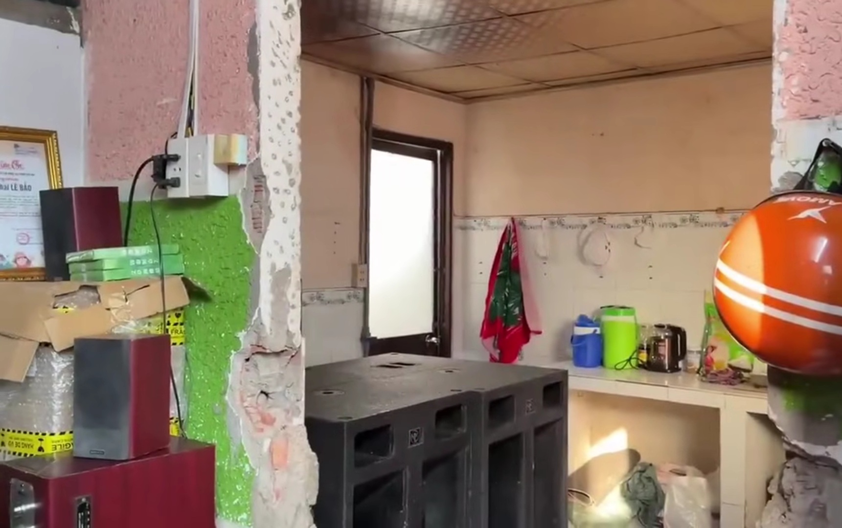 Căn nhà kho chật chội và ngổn ngang