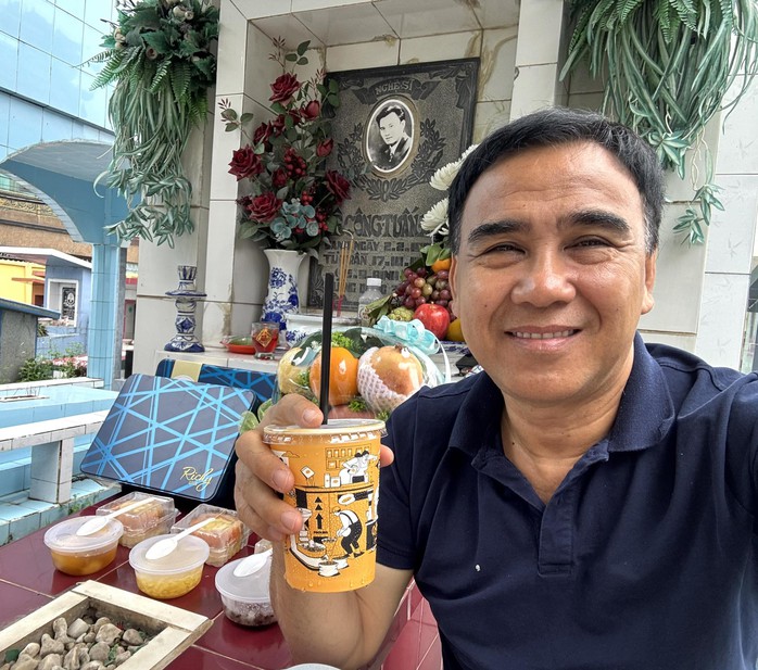 Quyền Linh tại mộ cố diễn viên Lê Công Tuấn Anh Nghệ sĩ Quyền Linh thắp hương tại mộ Lê Công Tuấn Anh
