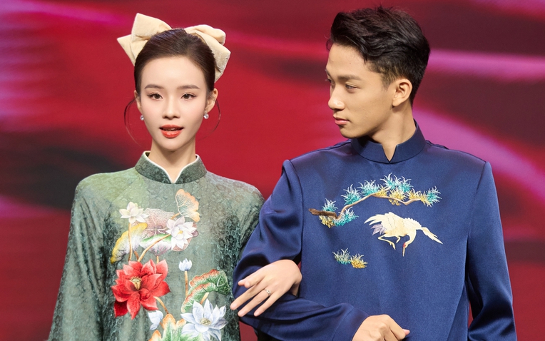 Sơn Tùng trình diễn áo dài trong show diễn Ngọc Lan