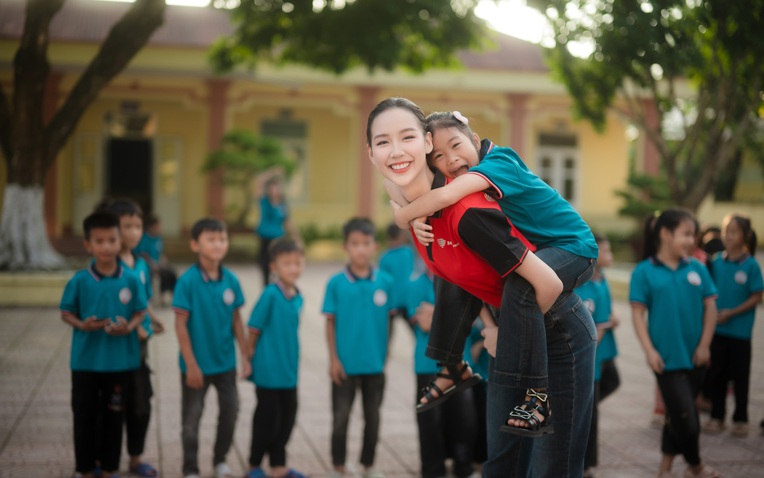 Hoa Hậu Bảo Ngọc trao yêu thương tại Lạng Sơn