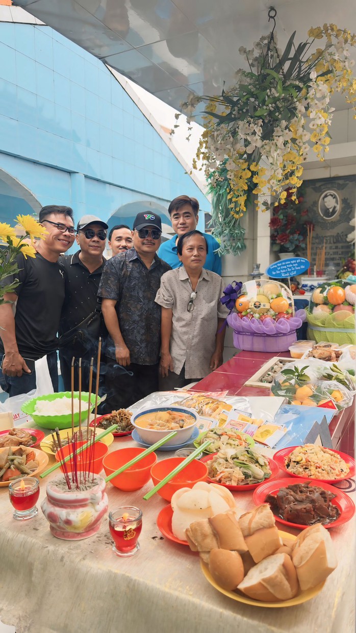 Bạn bè đồng nghiệp thắp hương cho cố diễn viên Các bạn bè đồng nghiệp thắp hương tại lễ giỗ