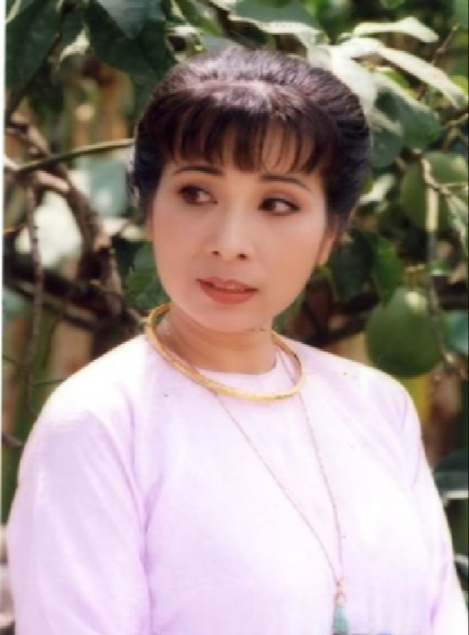 Nghệ sĩ Phượng Mai trong lễ cúng Tổ