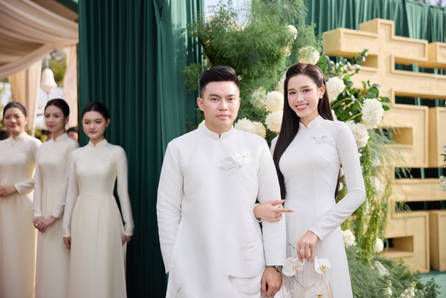 Sau thời gian hẹn hò kín tiếng, cả hai đã chính thức về chung một nhà