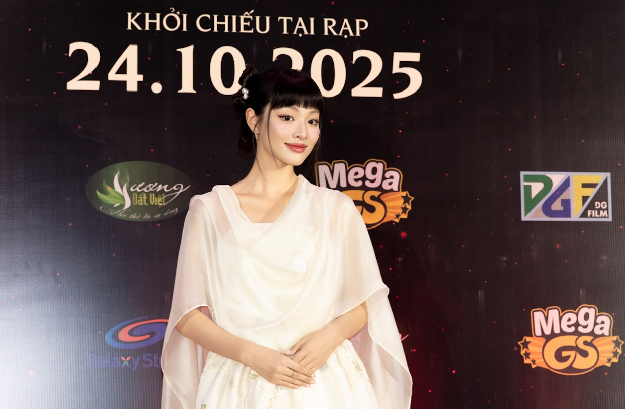 Lan Thy tại thảm đỏ phim Nhà Ma Xó