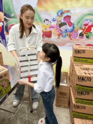 Nhã Phương bầu lần 3 vẫn rất gọn gàng, năng động
