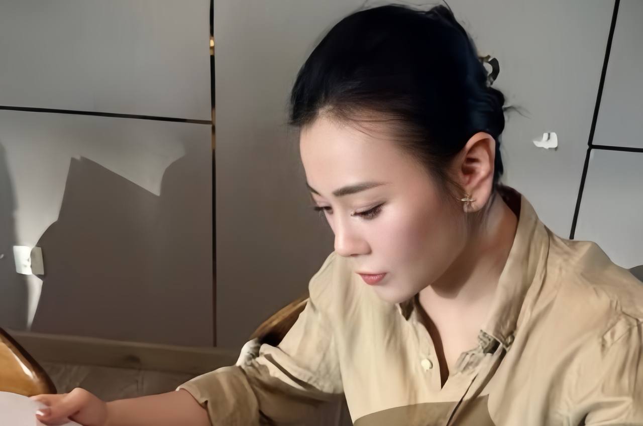 Phương Oanh chăm chỉ đọc kịch bản trong bối cảnh nhà Mỹ Anh