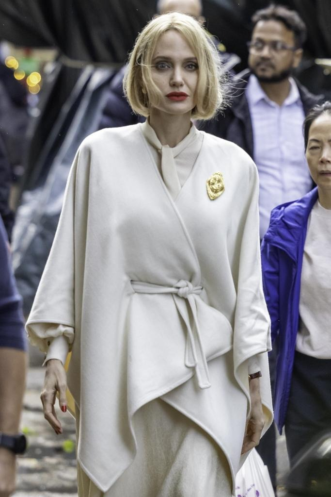 Angelina Jolie trở lại phim trường, gầy hơn và phong cách lạ