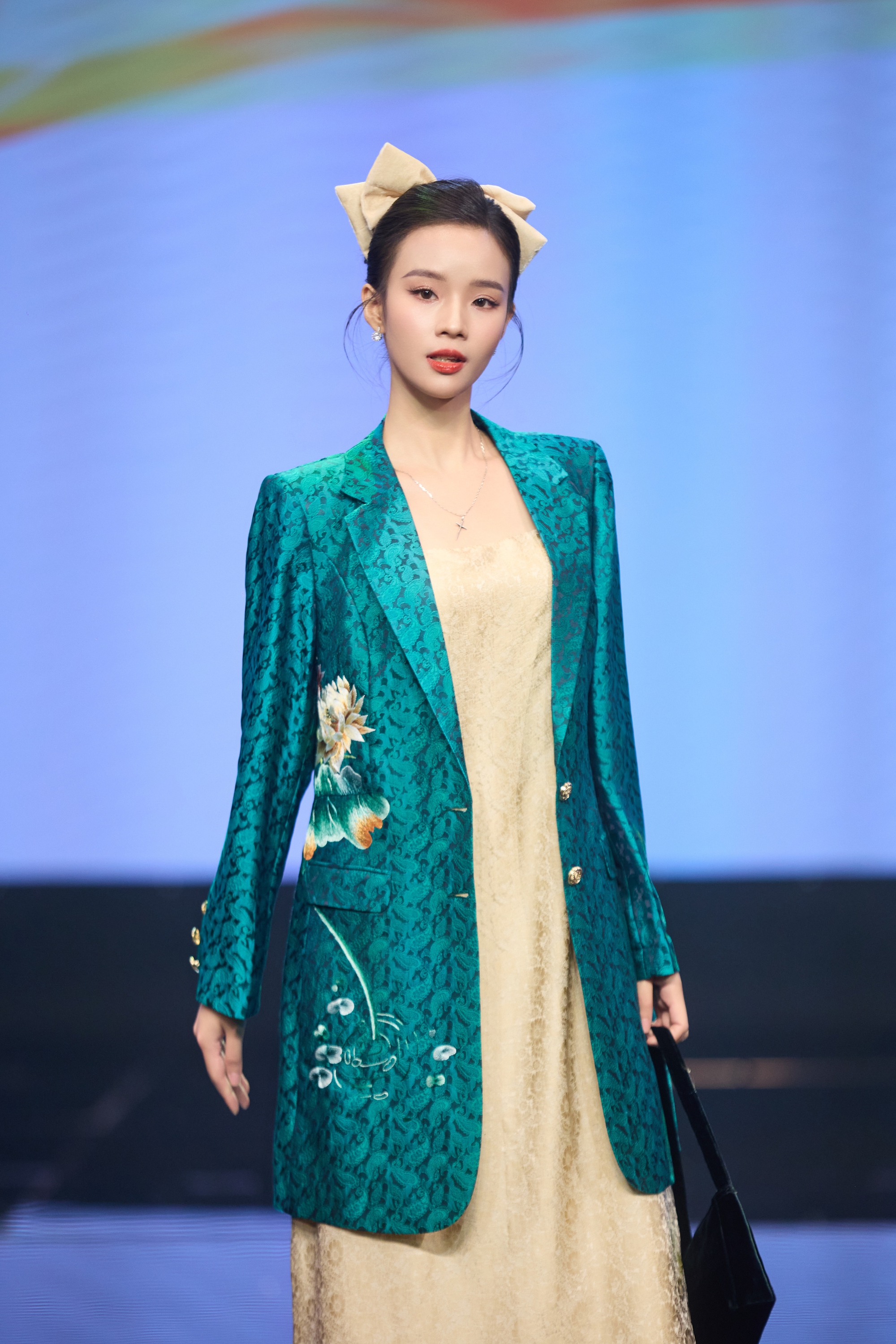 Thiết kế blazer lụa Việt hiện đại