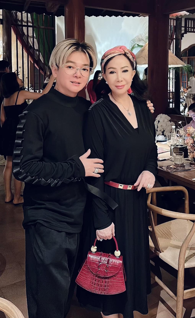 Nam ca sĩ luôn hôn bà xã trước khi rời nhà Vũ Hà và vợ luôn hôn nhau trước khi ra khỏi nhà