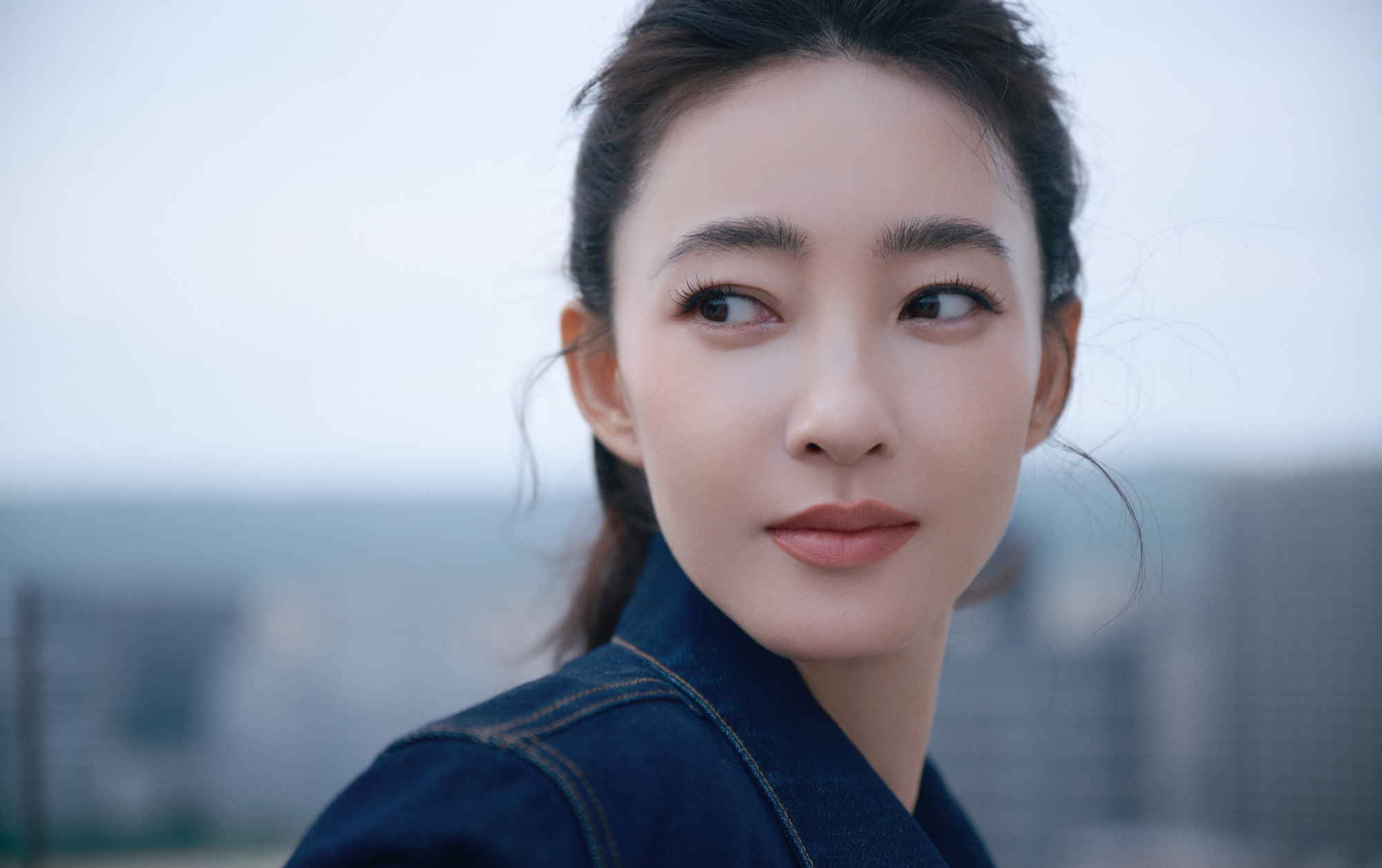 Vương Lệ Khôn ký giấy ly hôn