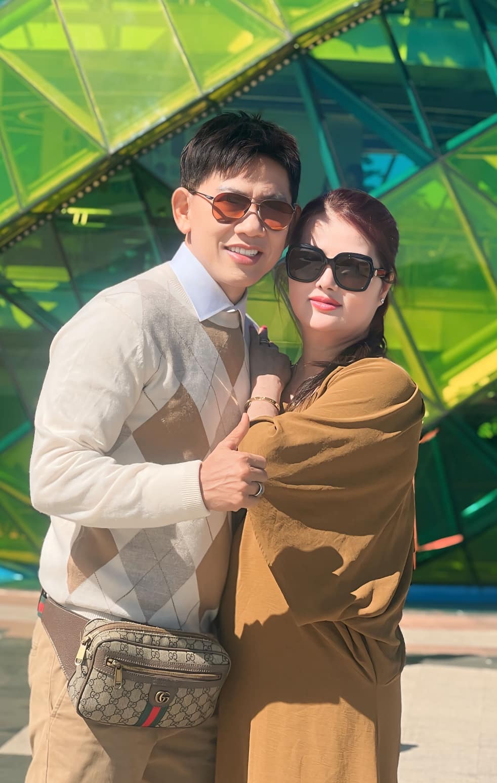 Cặp đôi Mai Tuấn và bạn gái bên nhau