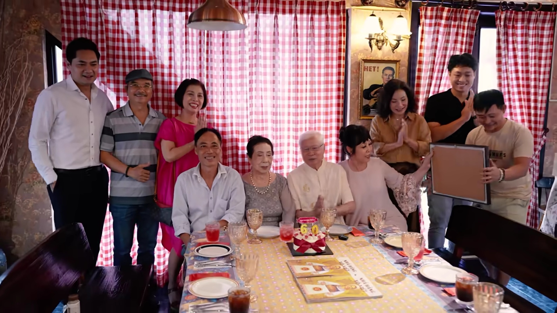 NSND Hồng Vân và Hồng Đào thân thiết như chị em Hình ảnh thân mật của hai nghệ sĩ